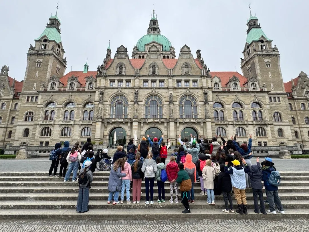 Schulgruppe auf der Freitreppe vor dem Neuen Rathaus Hannover