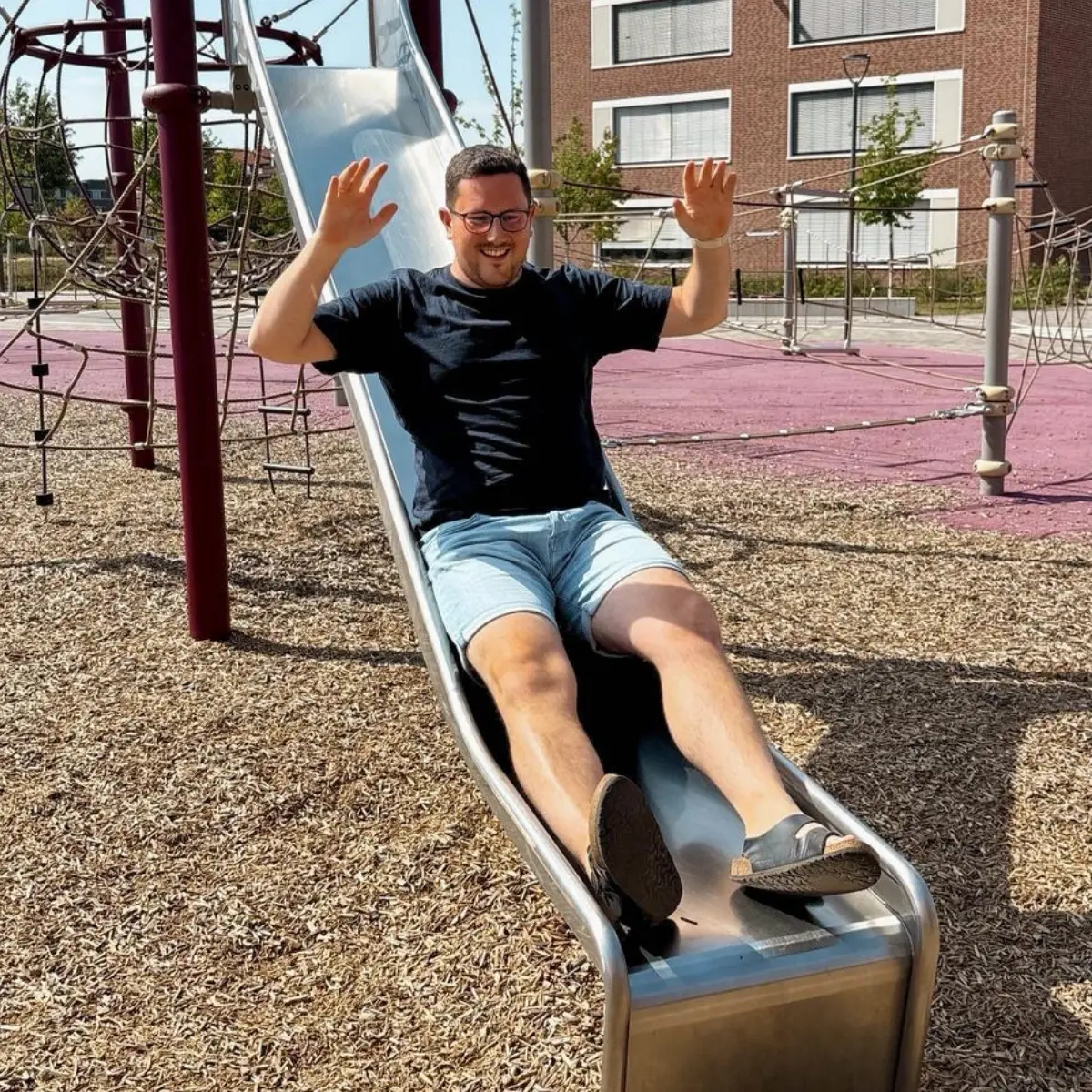 Adrian Kasemi ist Lehrkraft an der Grundschule Kronsberg in Hannover.