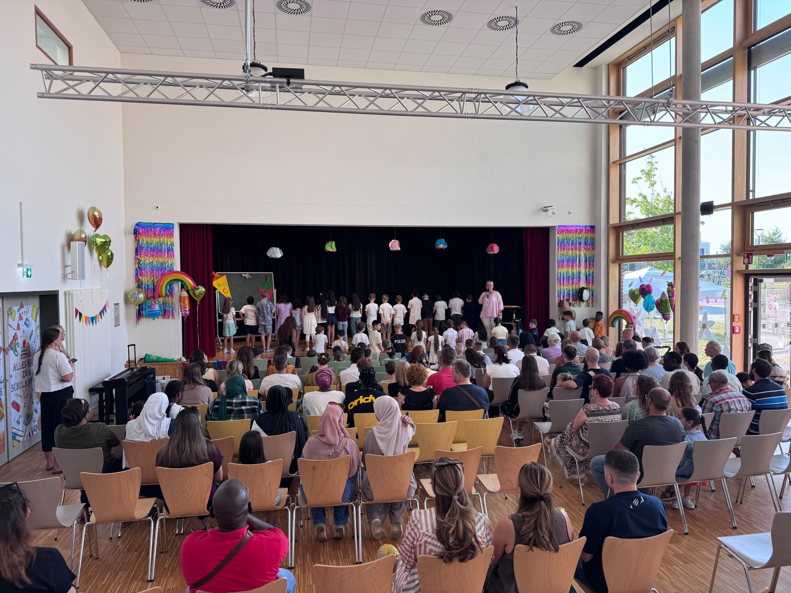 Einschulungsfeier in der Aula von der Grundschule Kronsberg in Hannover.